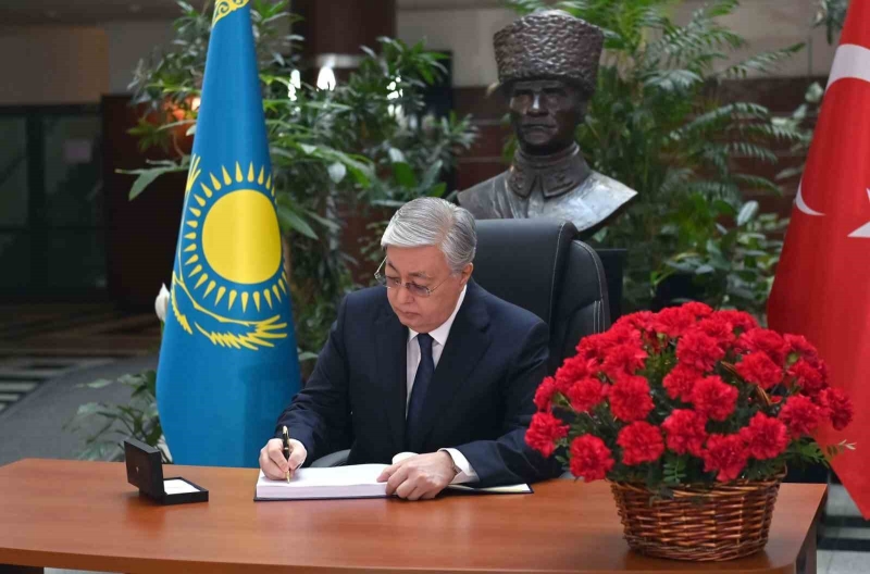 Kazakistan Cumhurbaşkanı Tokayev, Türkiye’deki depremzedeler için taziye defterini imzaladı