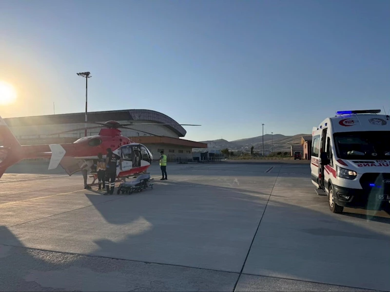 Doğum hastası kadın için helikopter ambulans havalandı
