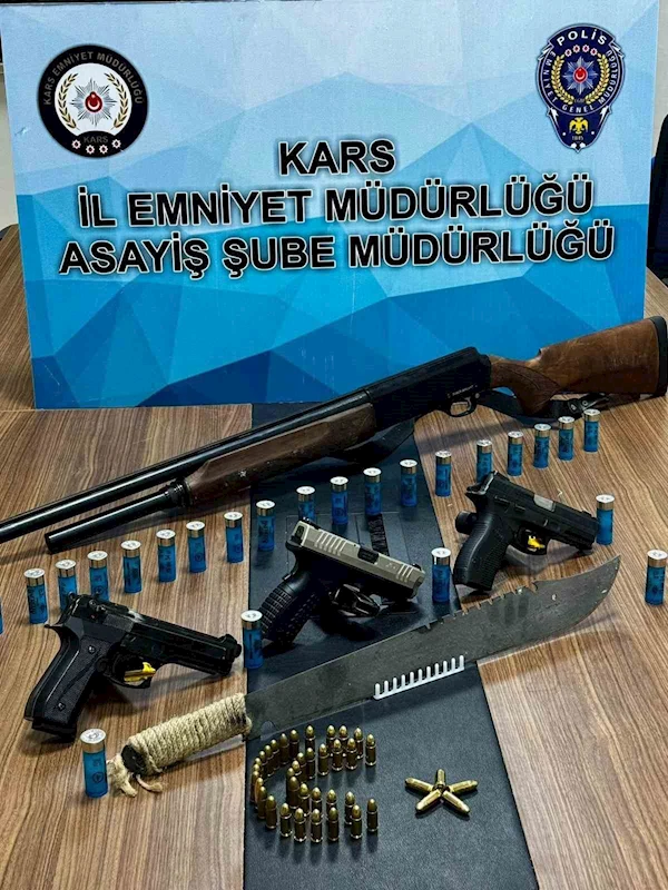 Kars’ta pala ve çok sayıda silah ele geçirildi
