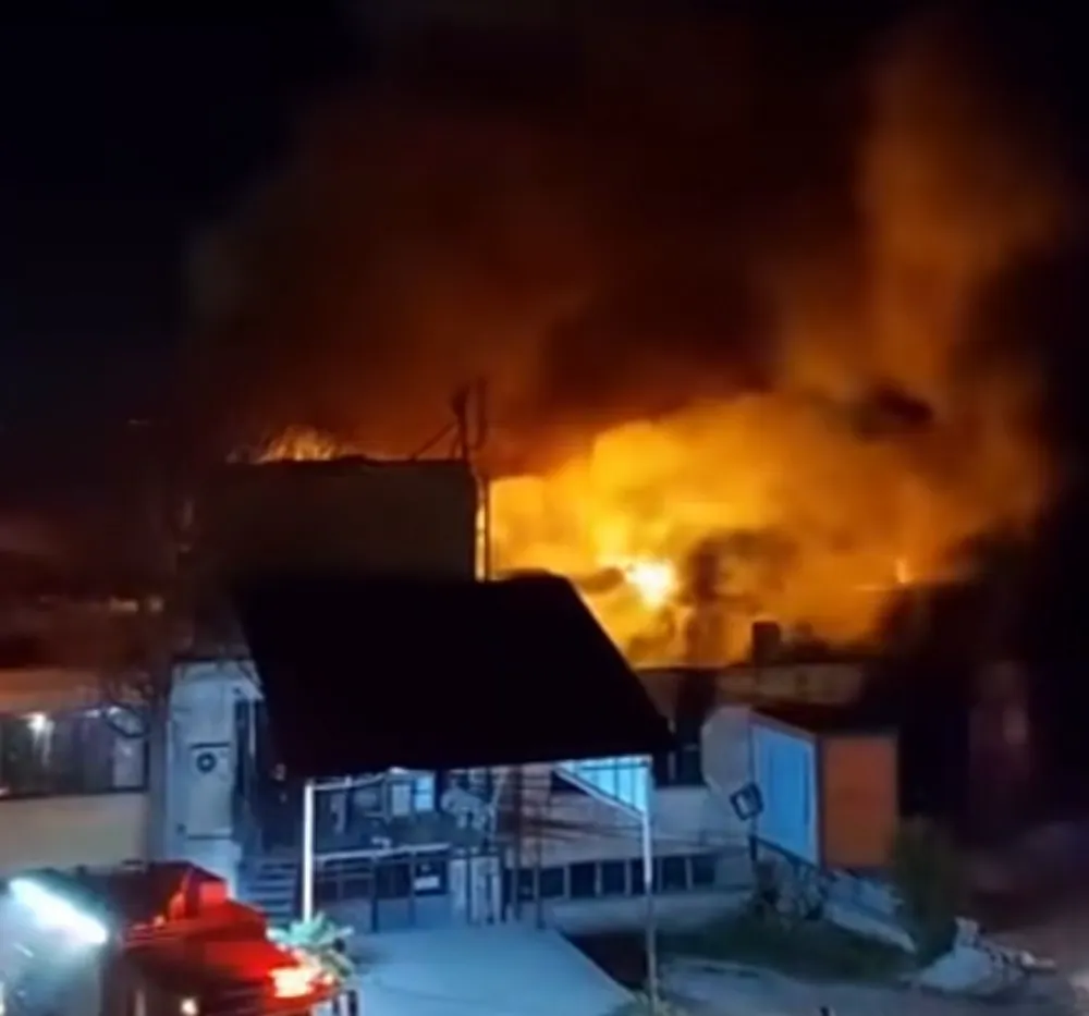 Fabrika yerleşkesinde çıkan yangında 6 işyeri zarar gördü 