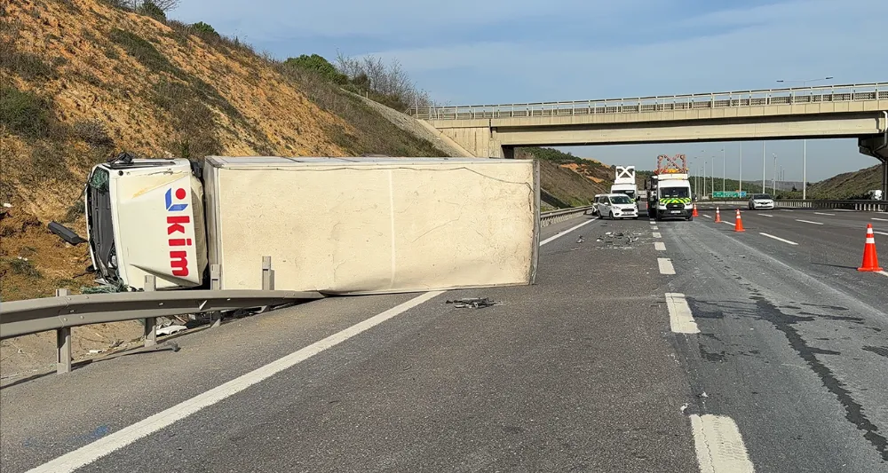 Kuzey Marmara Otoyolu’nda zincirleme kaza: Aynı firmaya ait iki kamyon kazaya karıştı