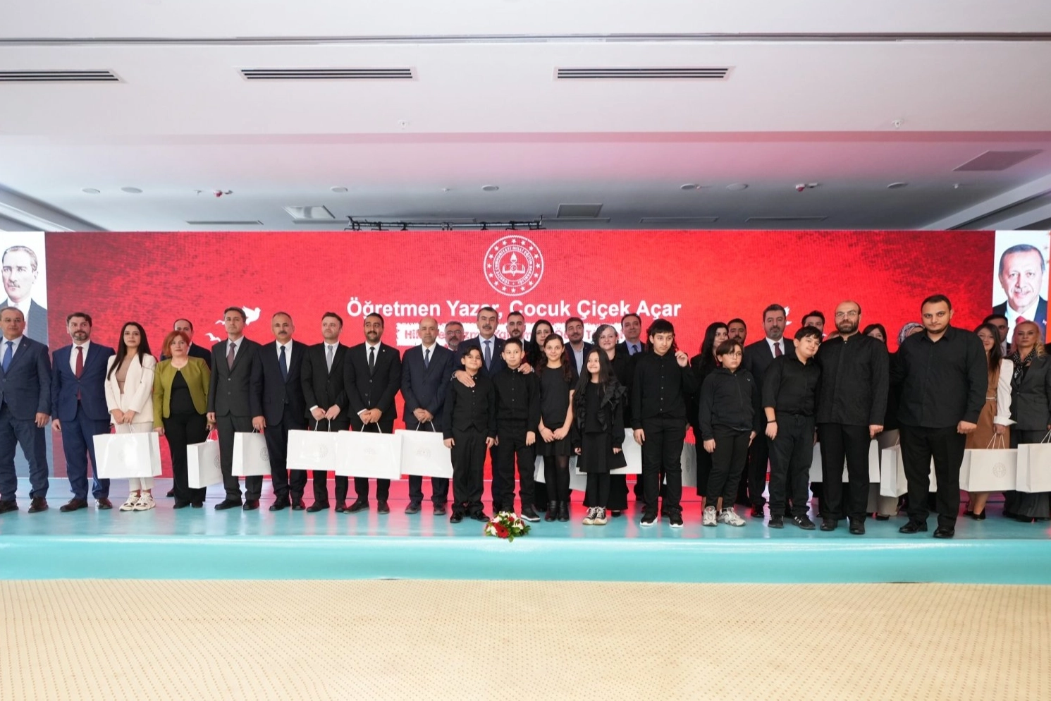 Öğretmen Yazar Çocuk Çiçek Açar Yarışması Ödülleri Verildi