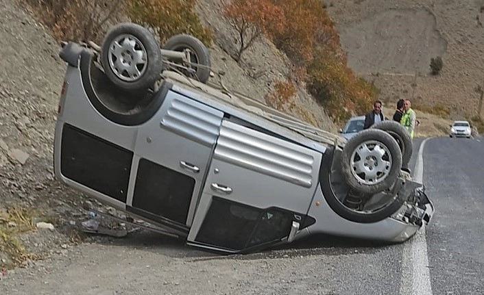 Hakkari-Van karayolunda trafik kazası: 2 kişi yaralandı