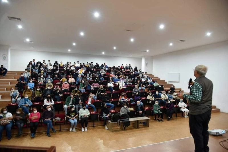 Yazar Özgünaydın üniversite öğrencileriyle buluştu