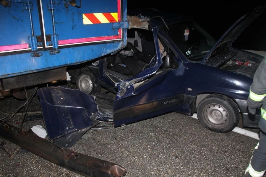 Tır ile bariyer arasına sıkışarak hurdaya dönen hafif ticari otomobilden sağ çıktılar