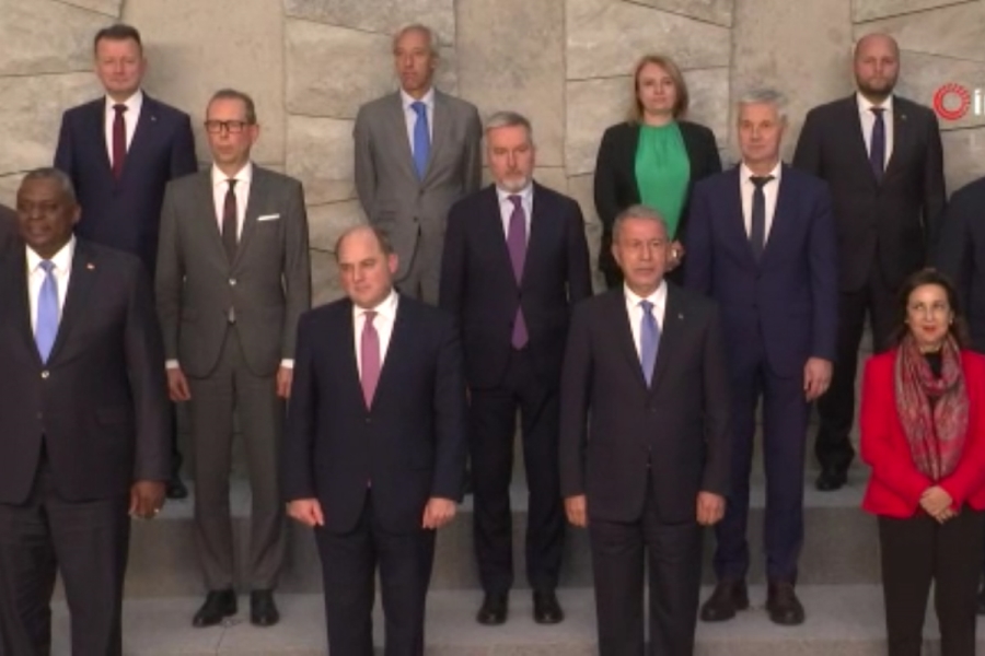 Milli Savunma Bakanı Akar, NATO Savunma Bakanları aile fotoğrafına katıldı