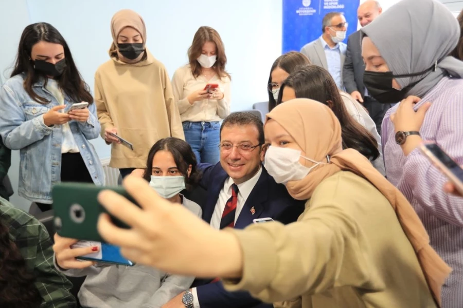 İmamoğlu İle Siyaset Bilimi Öğrencisinin Diyalogu Güldürdü: Şu Siyaseti De Bilim Yaptınız Ya Helal Olsun
