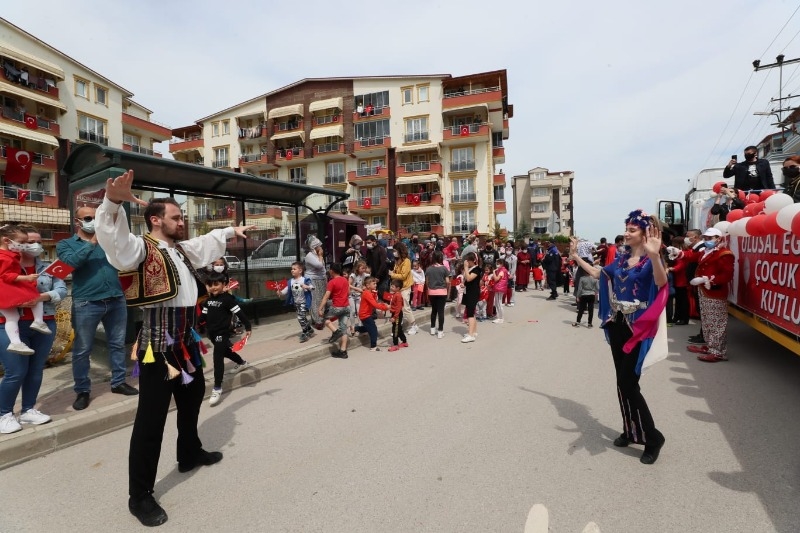 FATMA KAPLAN HÜRRİYET 23 NİSAN’I TIR İLE DOLAŞARAK KUTLADI!