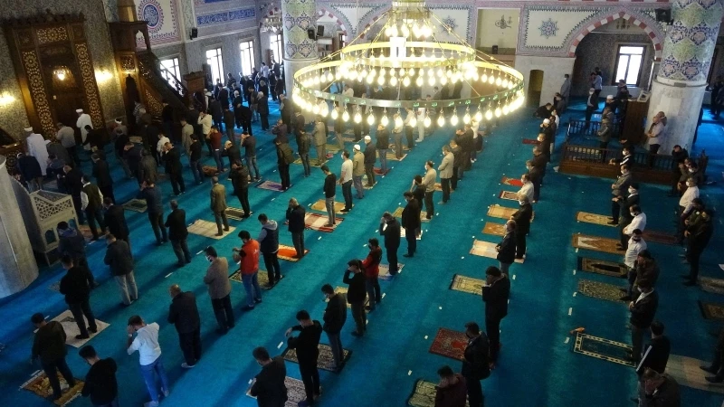 Tam kapanmada ilk Cuma namazı
