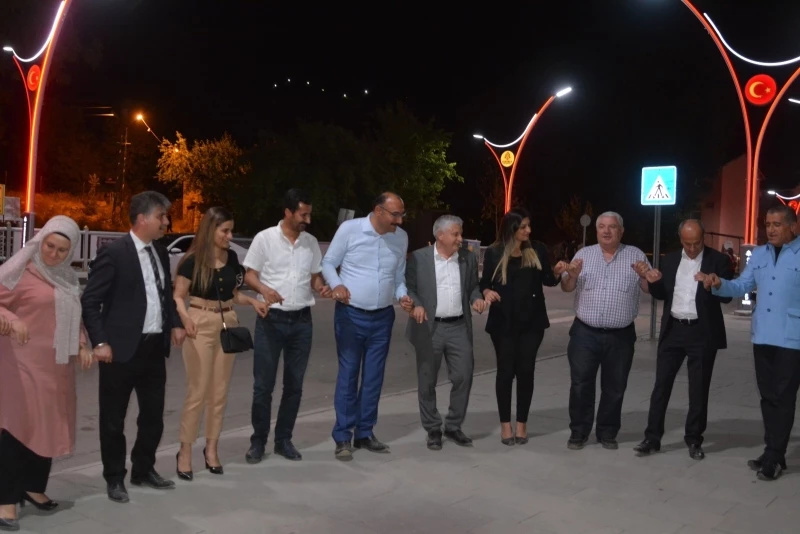 Gazeteciler gece yarısı sınırda halay çekti
