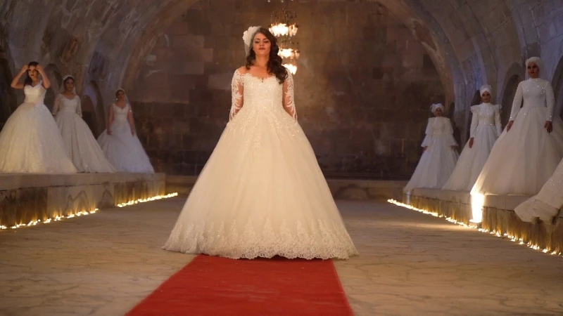 Iğdırlı genç kızlar podyumda boy gösterdi