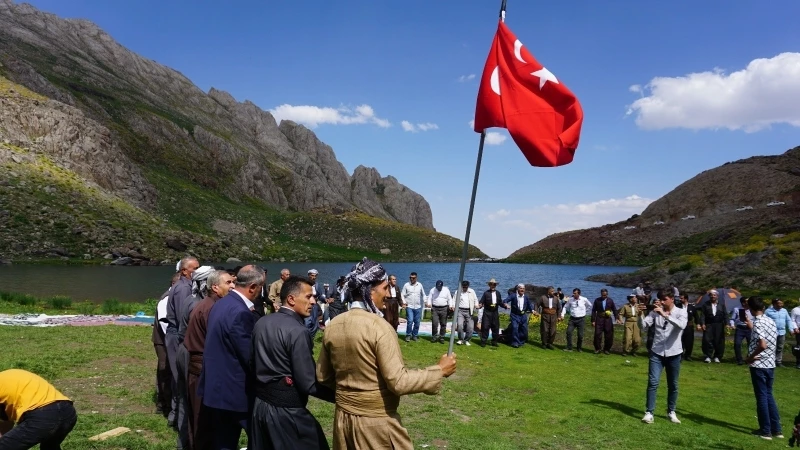 Terörden temizlenen Çarçel Yaylası’nda 40 yıl sonra Türk bayraklı halay