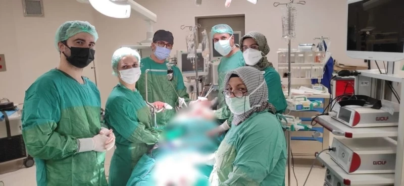 Kitle nedeni ile nefes darlığı ve yutma güçlüğü çeken hasta Fethi Sekin Şehir Hastanesi’nde sağlığına kavuştu