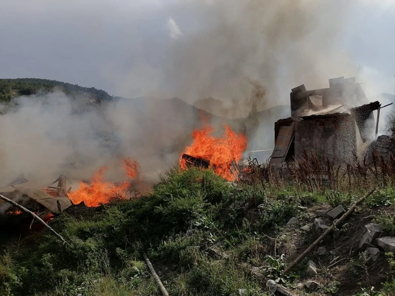 Erzurum’da 6 ev yanarak kül oldu