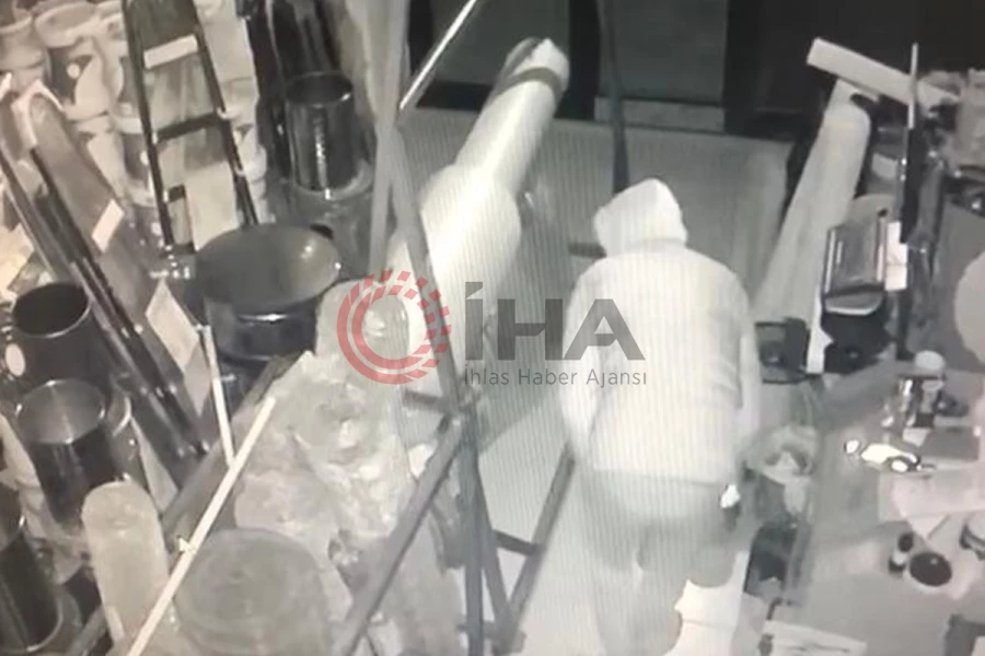 Hırdavat dükkanından çaldıkları malzemeleri el arabasıyla taşıdılar