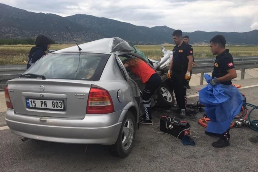 Tır ile çarpışan otomobildeki kadın öldü