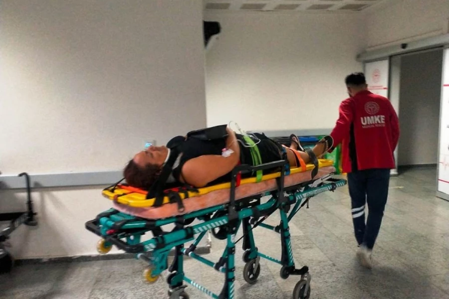 Lastiği patlayan otomobil takla attı: 5 yaralı