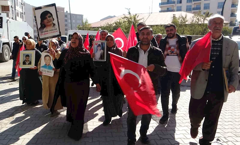 DEM, anneleri evlat nöbetinden vazgeçirmek için şarkı çalıyor
