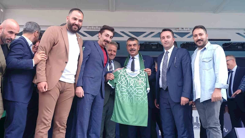 Milli Eğitim Bakanı Tekin’e Tortumspor forması