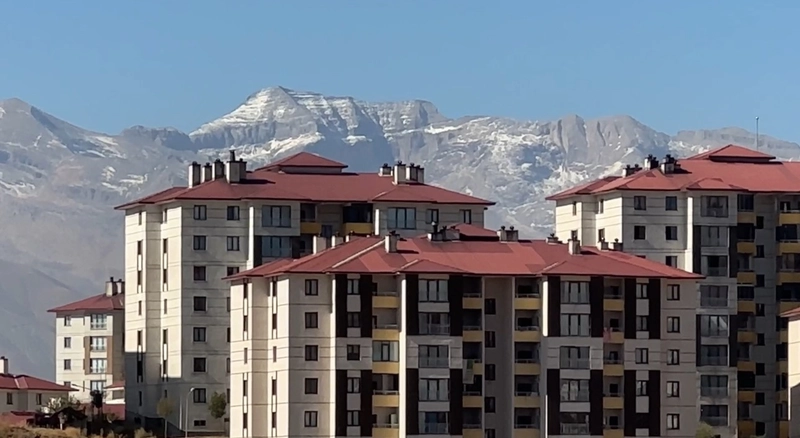 Yüksekova’da araçların camları buz tuttu, dağların tepesi beyaza büründü