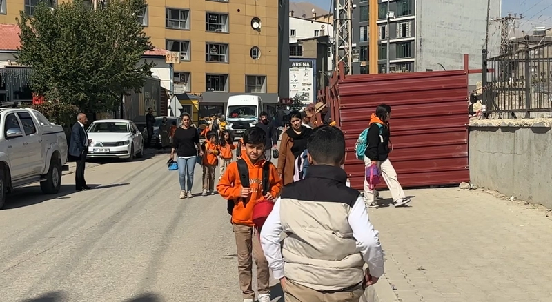 Okul yolundaki kaldırımın kapatılmasına tepki: 