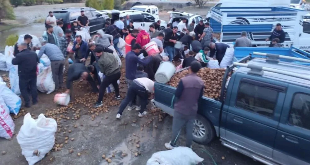  Kamyonet arızalandı, sürücü kasadaki patatesleri vatandaşlara ücretsiz dağıttı