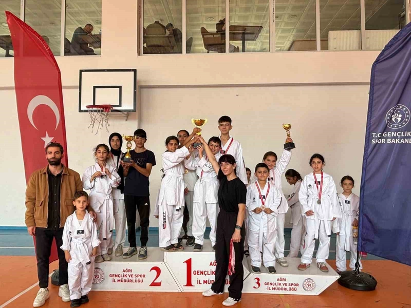 Patnos’ta minikler Cumhuriyet için ter döktü
