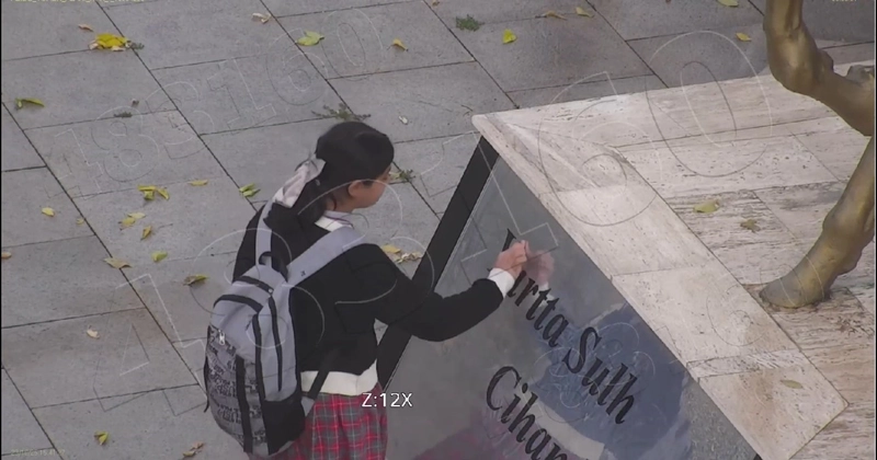 Atatürk büstünü temizleyen minik Asmin