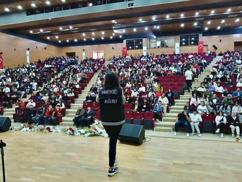 Ağrı Emniyetinden üniversite öğrencilerine güvenli yaşam ve bilinçli internet eğitimi
