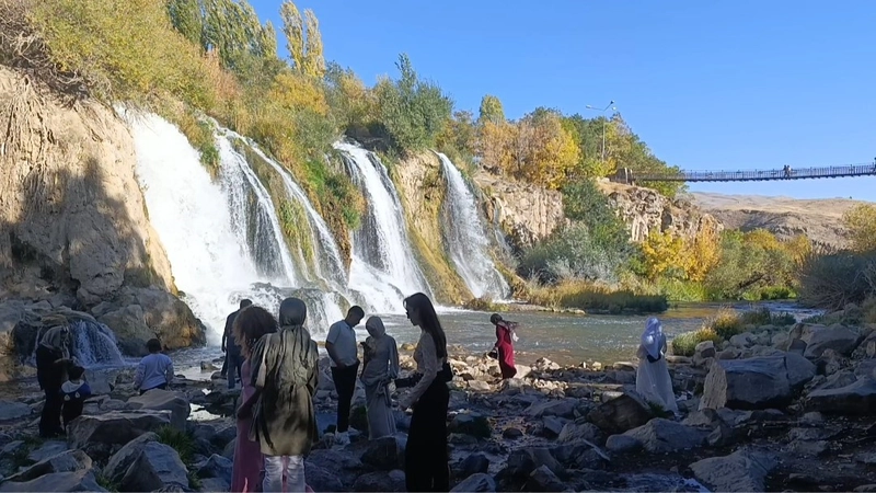 Muradiye Şelalesi’ne turist akını