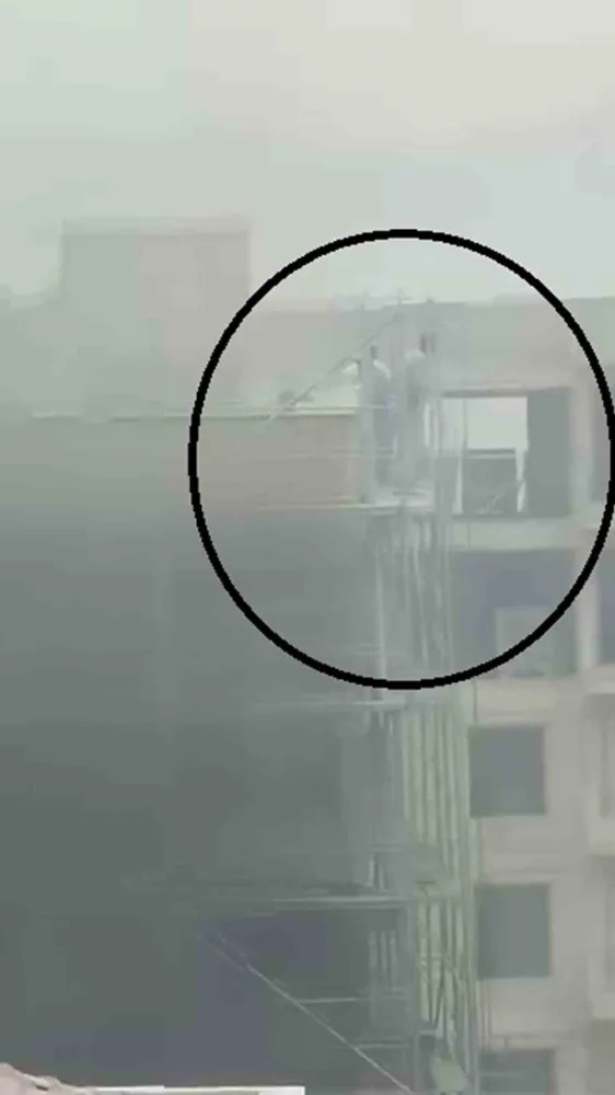 Yangına iskelede yakalanan işçilerin zor anları kamerada