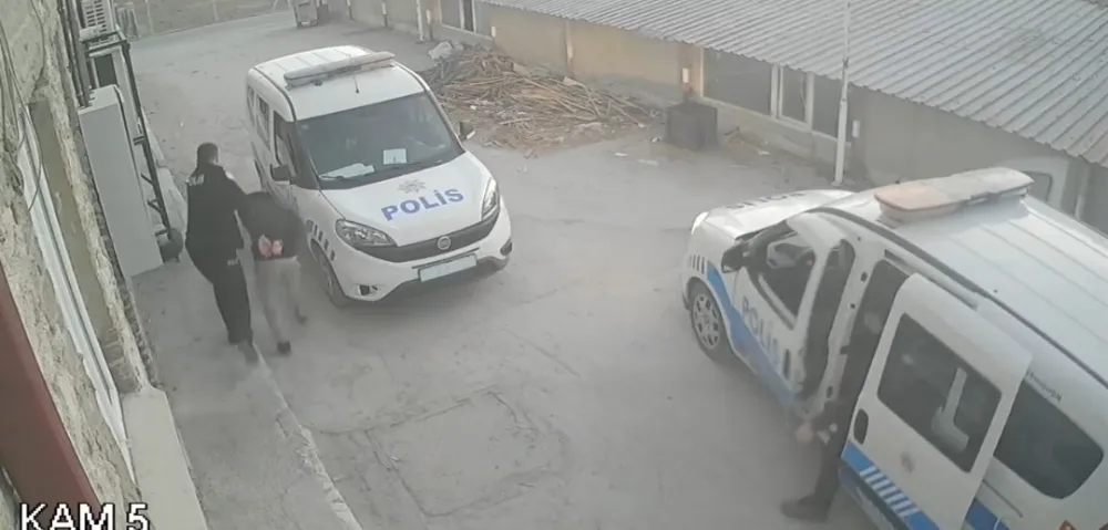 Araçla çarptığı kişiyi demir çubukla öldüren katil zanlısının yakalandığı anlar güvenlik kamerasında
