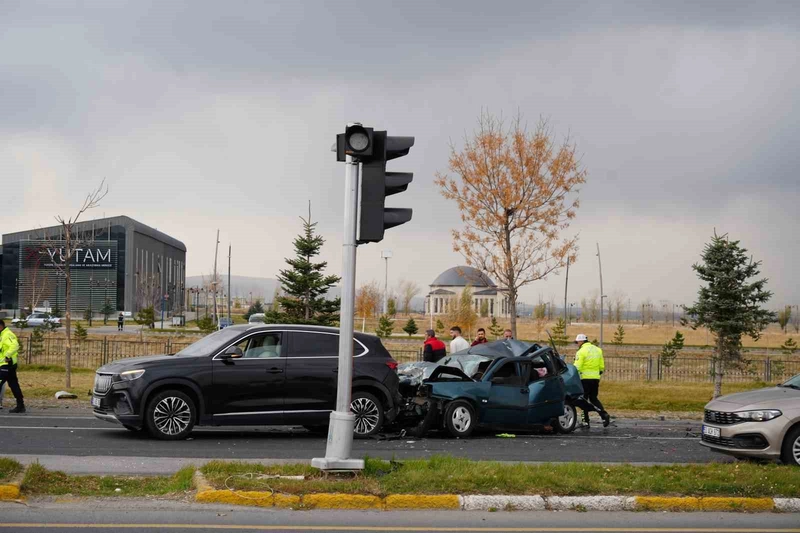 Freni Boşalan Kamyon Zincirleme Kazaya Neden Oldu: 2 Yaralı