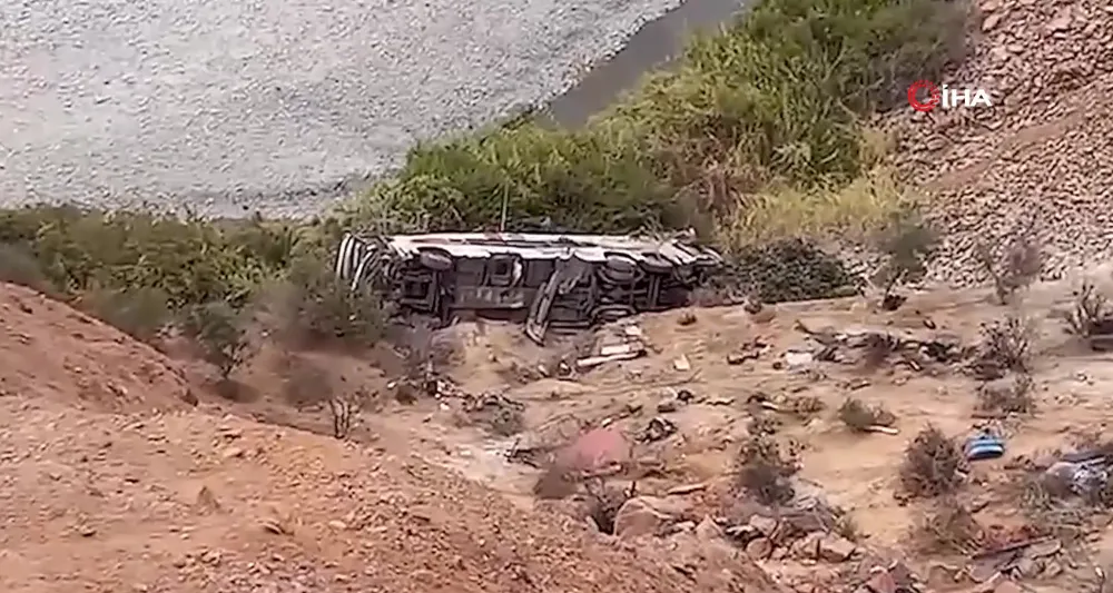 Peru’da kamyonetle çarpışan yolcu otobüsü şarampole yuvarlandı: 37 ölü, 13 yaralı