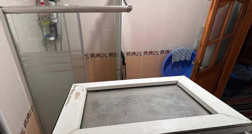 Camı kırıp eve girdi, yaşlı kadının ağzını bantlayıp altınları çaldı