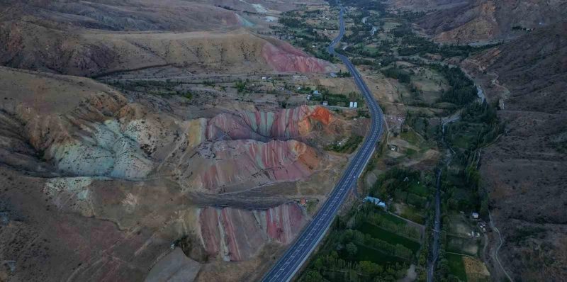 45 Milyon Yılda Oluşan Gökkuşağı Tepeleri