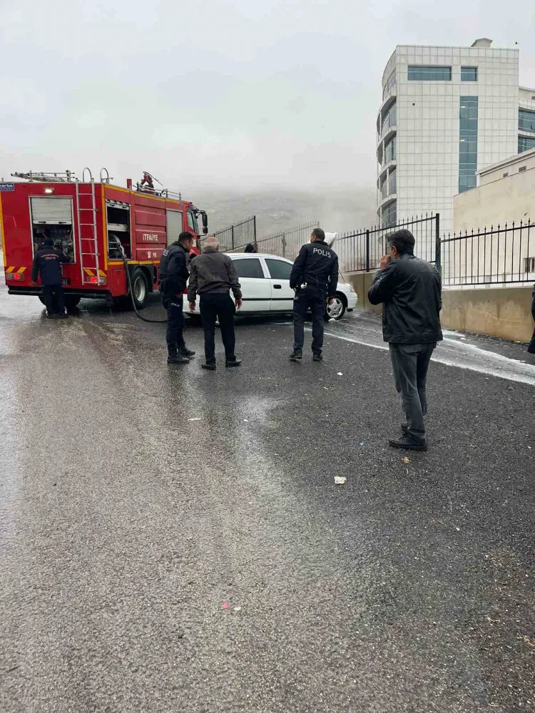 Kahramanmaraş’ta park halindeki otomobil alev aldı