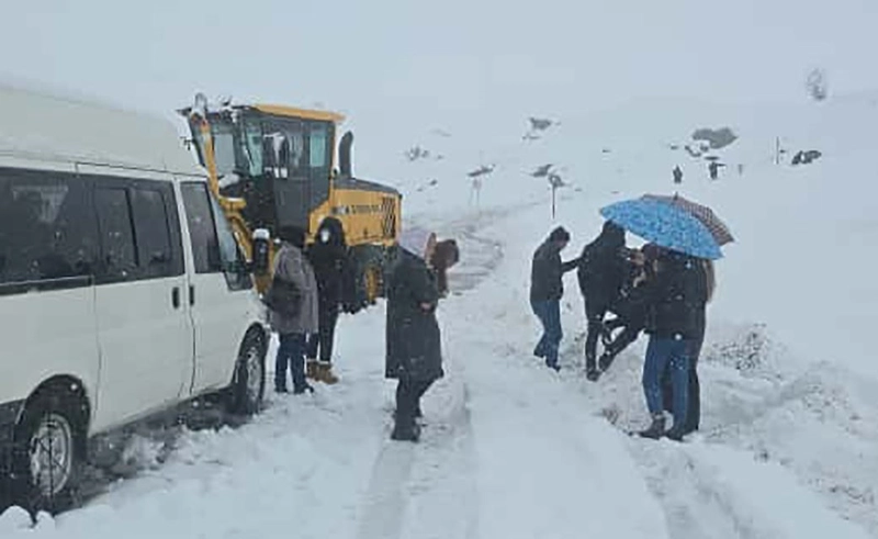 2600 Rakımda Kardan Mahsur Kalan Yolcular Kurtarıldı