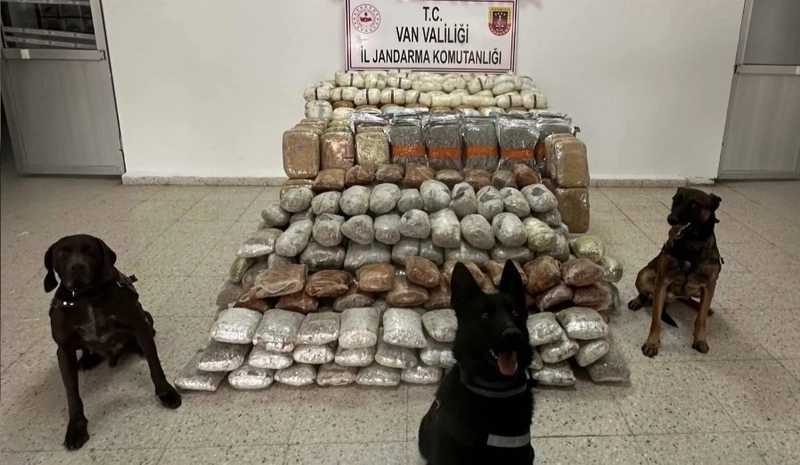 Zehir tacirlerine geçit yok: Tır ve kümeste 324 kilo uyuşturucu ele geçirildi