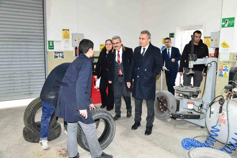 Vali Çiçek Meslek Lisesinde Öğrencilerle Buluştu