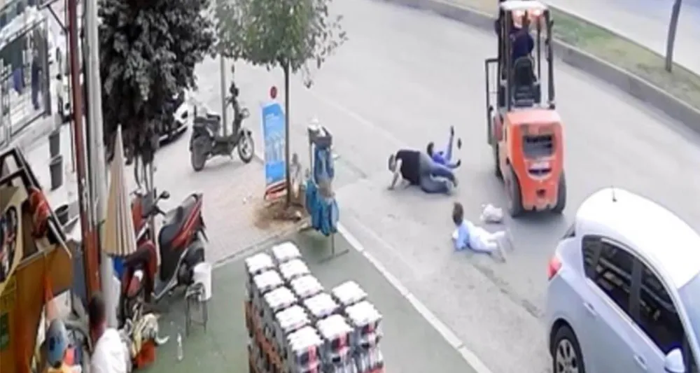 Ters şeritten gelen forklift baba ve çocuklarına çarptı