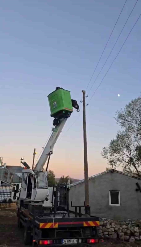 Elektrik direğinde mahsur kalan kedi Fırat EDAŞ ekipleri tarafından kurtarıldı