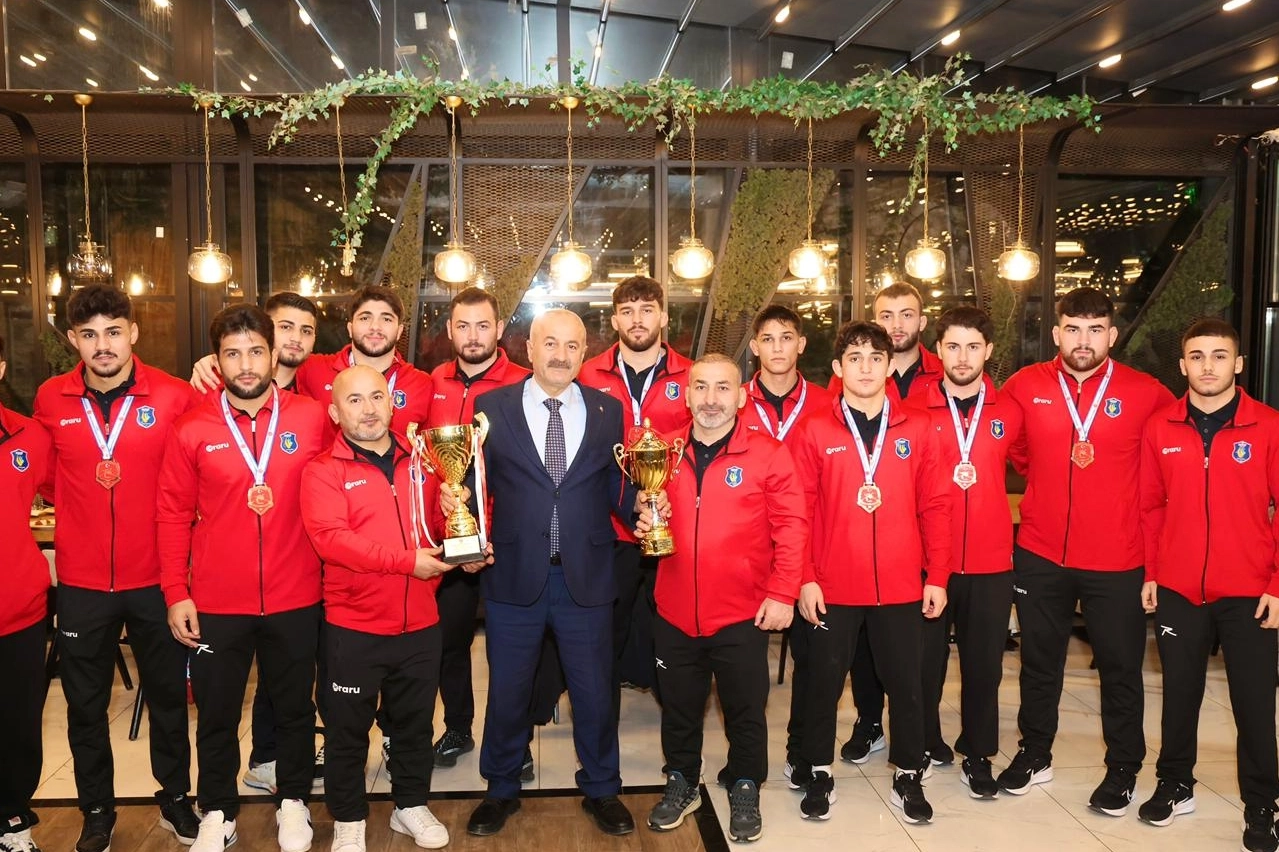 Başkan Büyükgöz Şampiyon Güreşçileri Tebrik Etti