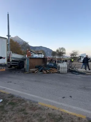 Eğirdir’de iki tırın çarpıştığı kazada sürücülerden biri yaralandı