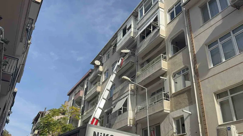 Kolonlarında çatlaklar tespit edilen 5 katlı bina mühürlendi