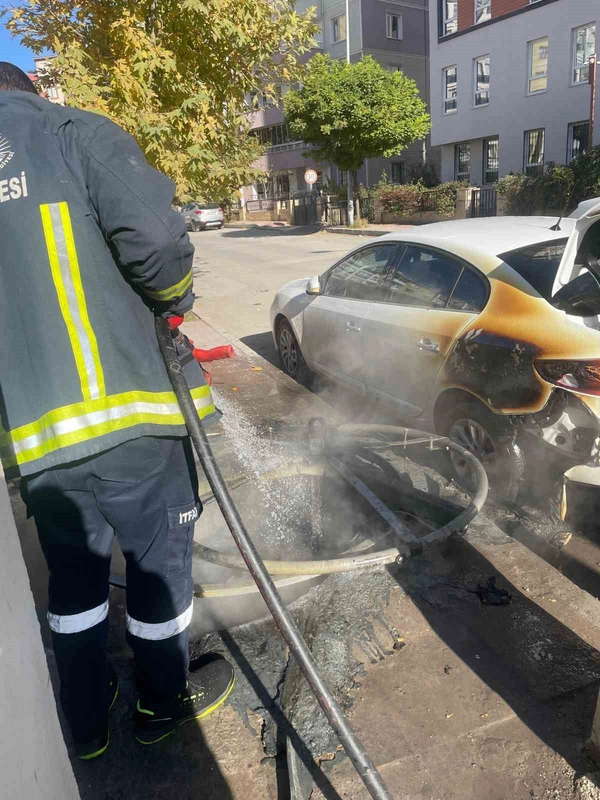 Çöpe Atılan Yanıcı Madde Otomobili Alevlendirdi
