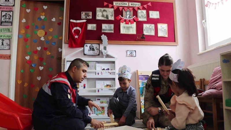 Jandarmadan Çocuklara Hakları Anlatıldı