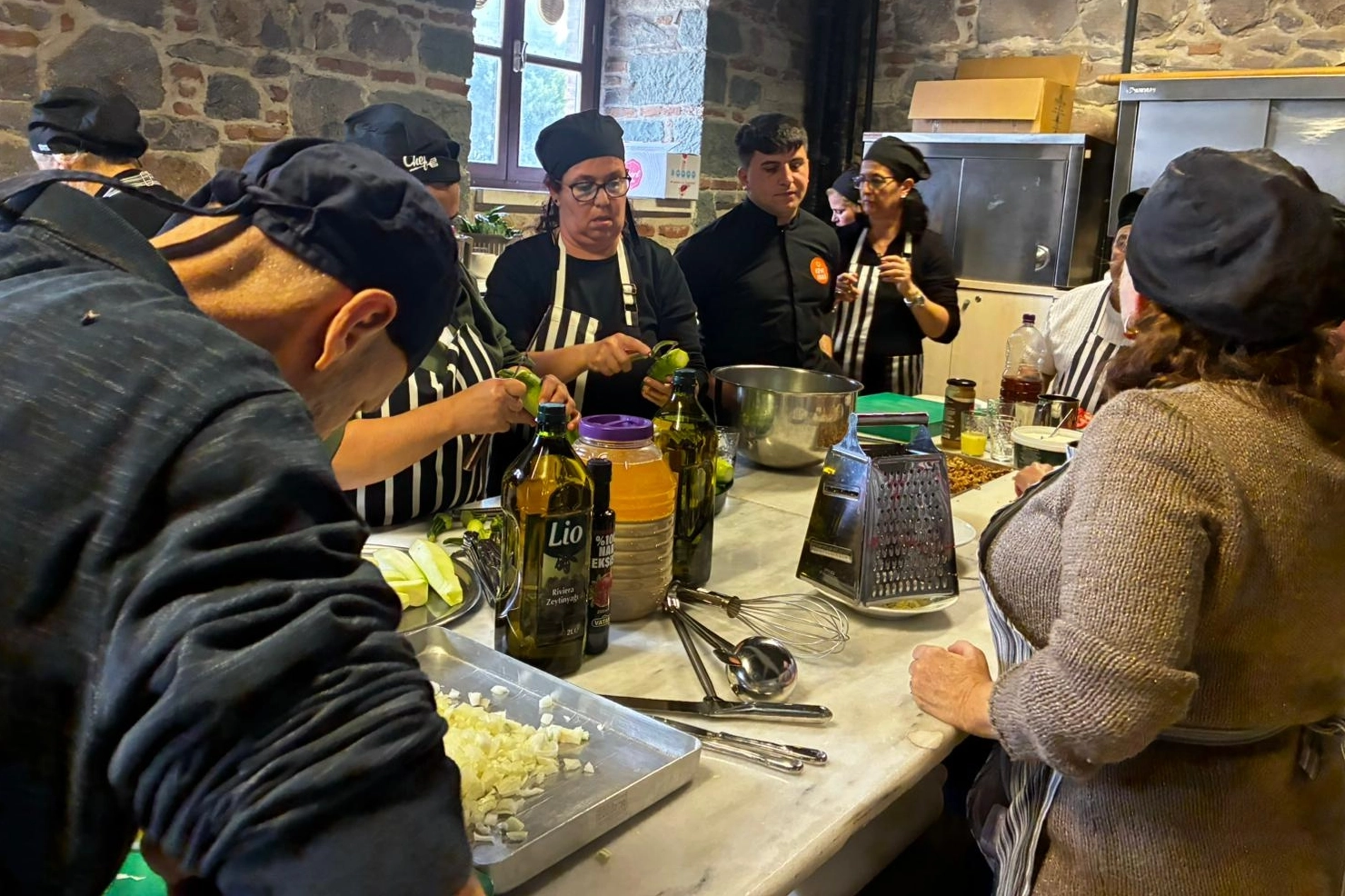 Şef Rıfat Yurttaş İşitme Engelli Kursiyerlerle Ege Lezzetleri Hazırladı