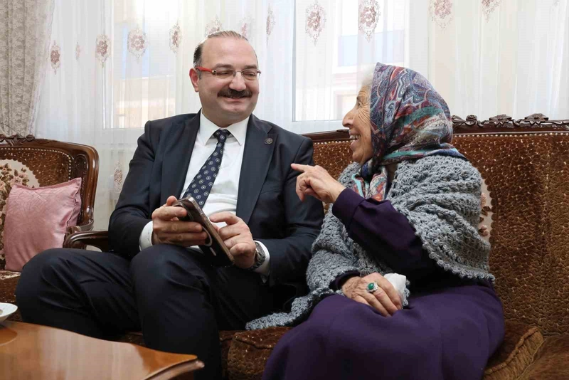 Rektör Hacımüftüoğlu Öğretmenini Ziyaret Etti