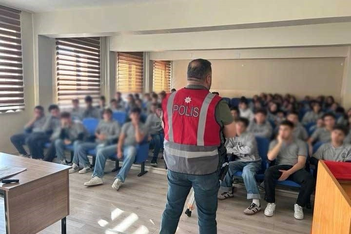 Erzincan Çocuk Polisi Öğrencileri Siber Güvenlik Konusunda Bilgilendiriyor